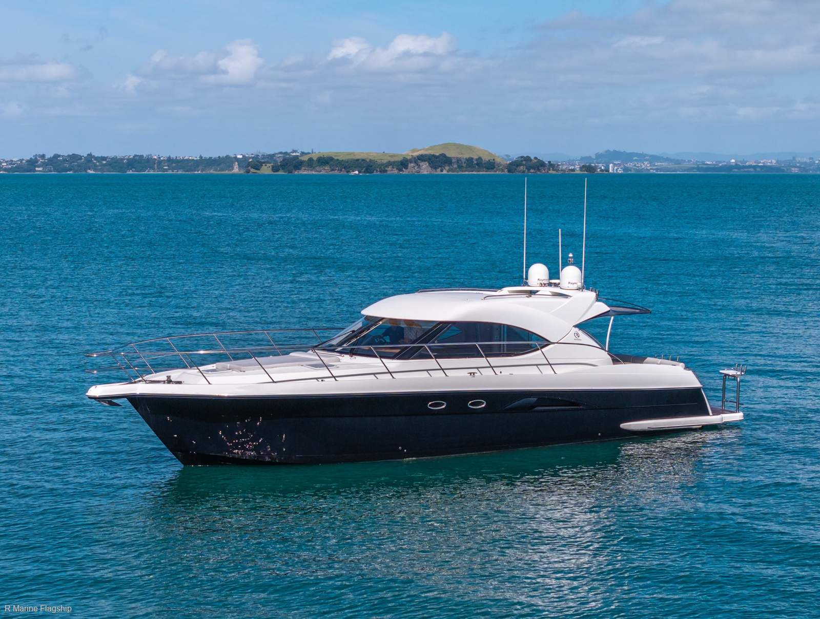 Riviera 5000 Sport Yacht