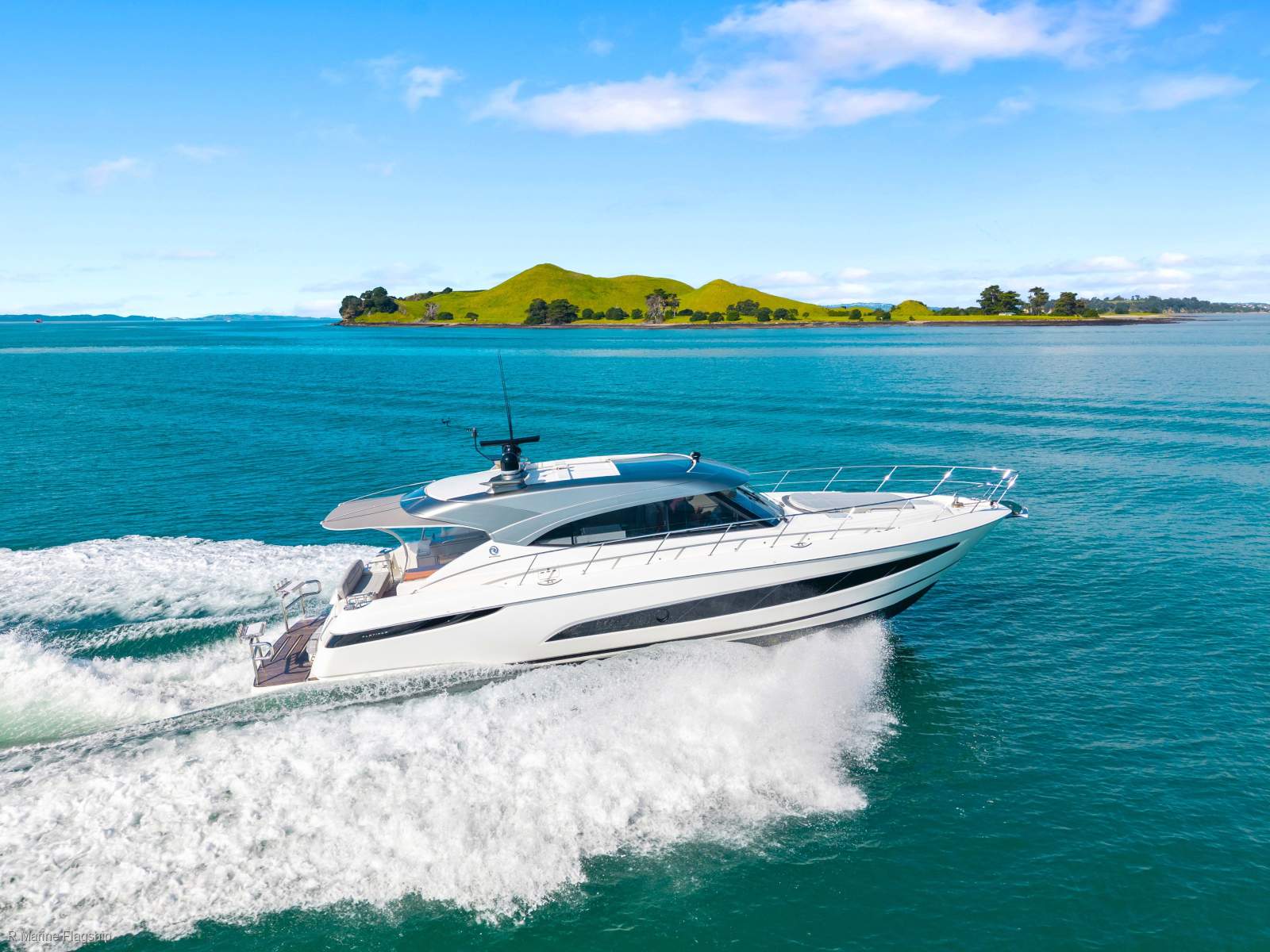 Riviera 5400 Sport Yacht Platinum Edition