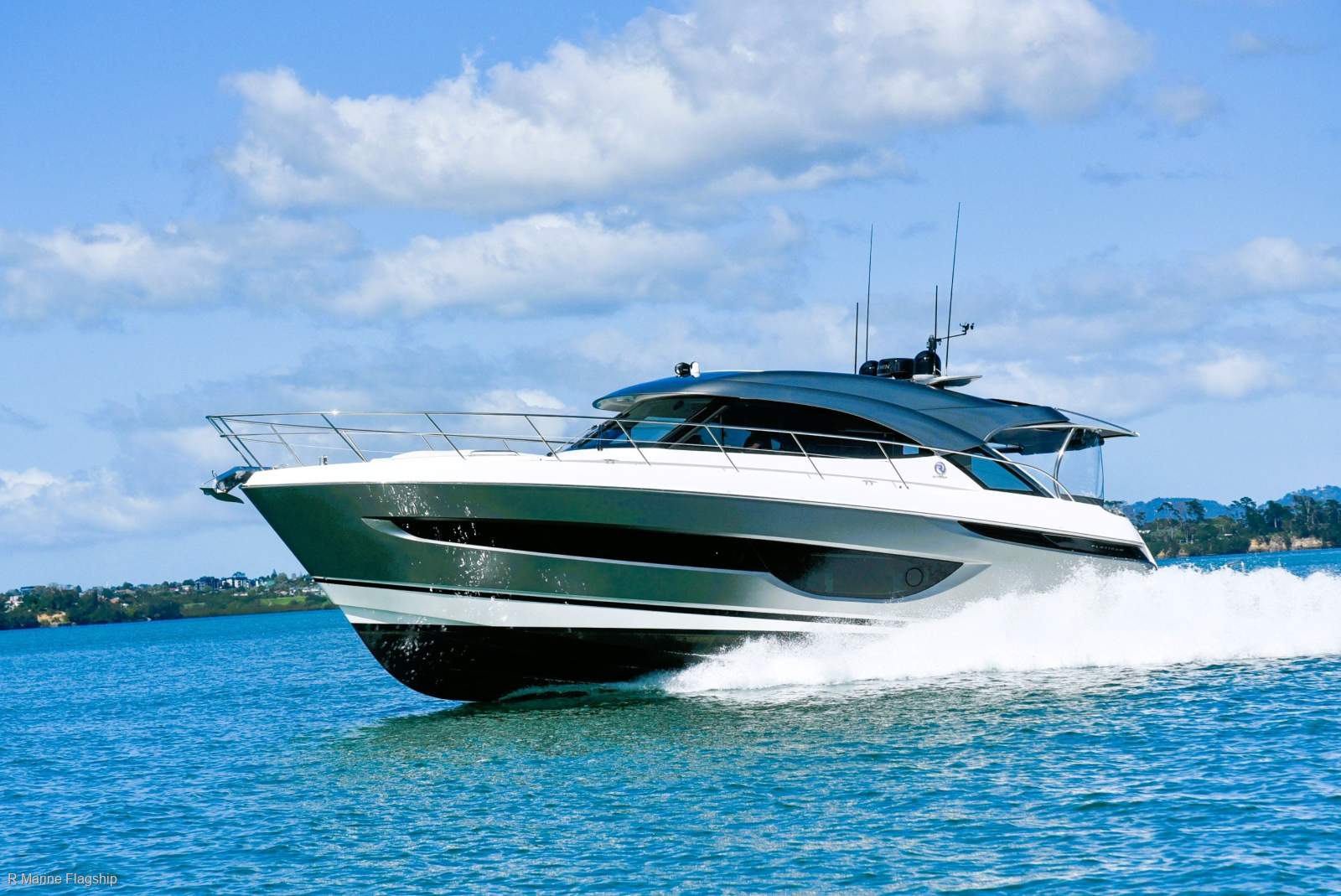 Riviera 4600 Sport Yacht