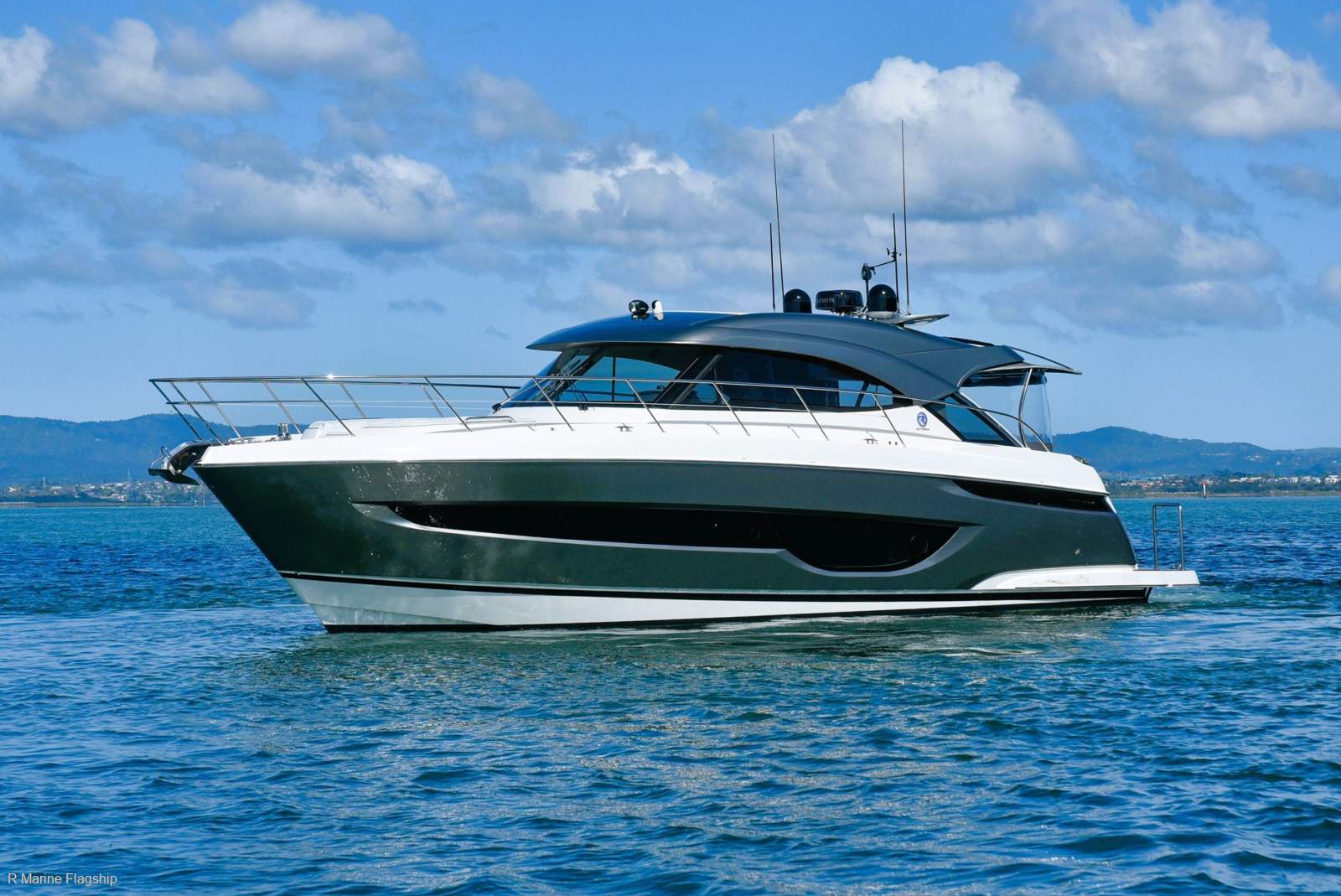 Riviera 4600 Sport Yacht