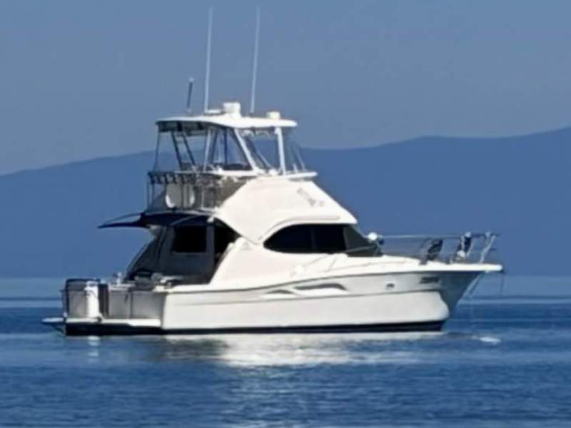 Riviera 37 Flybridge - Immaculate Condition - Turnkey Cruiser
