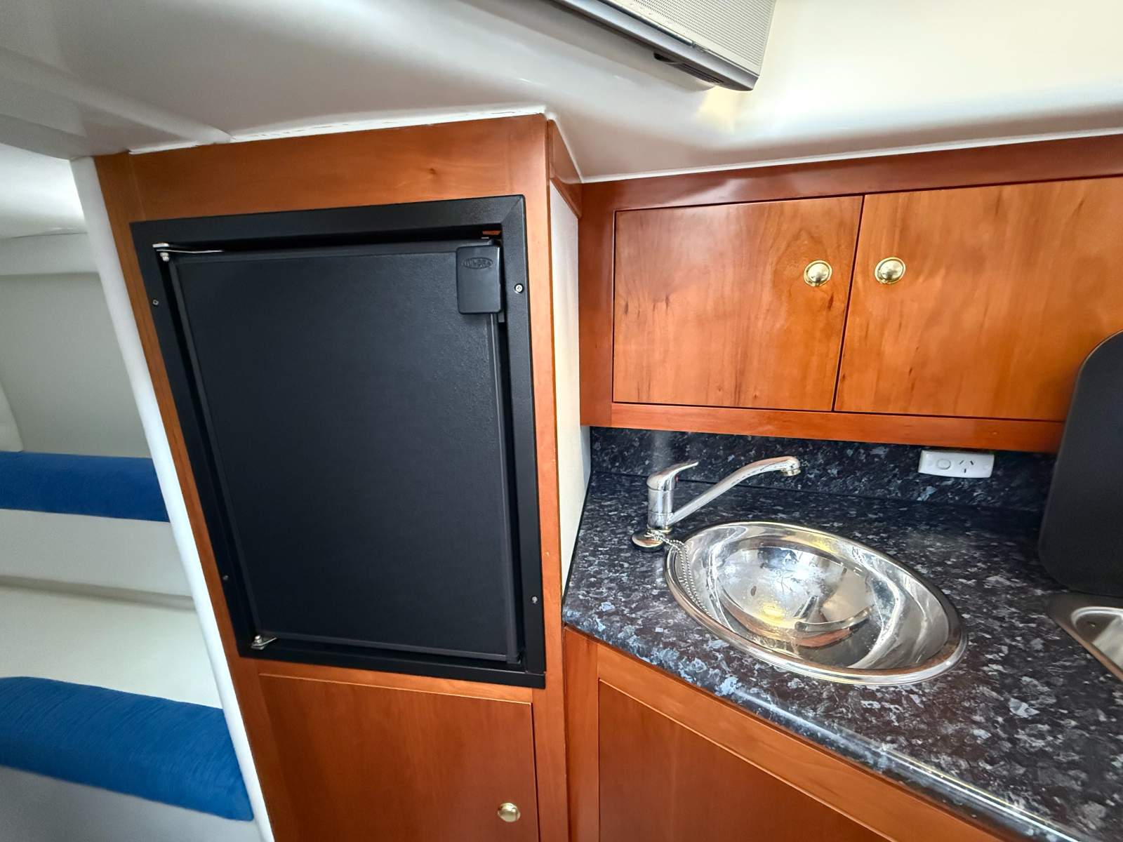 Sunrunner 3300 Sports Cruiser &ndash;  NAUTILUS