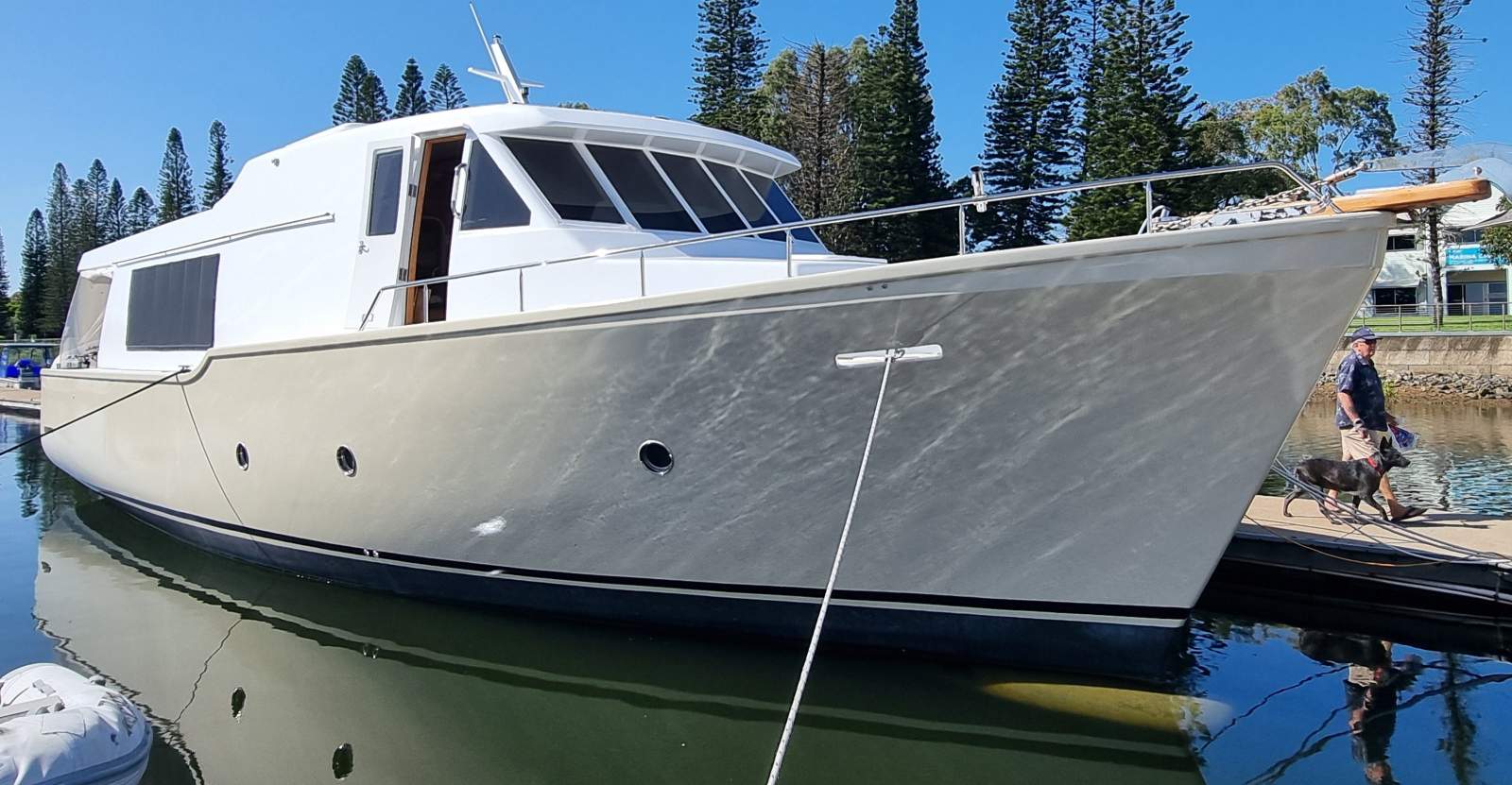 Expedition/Trawler/Cruiser/Live Aboard Motor Yacht