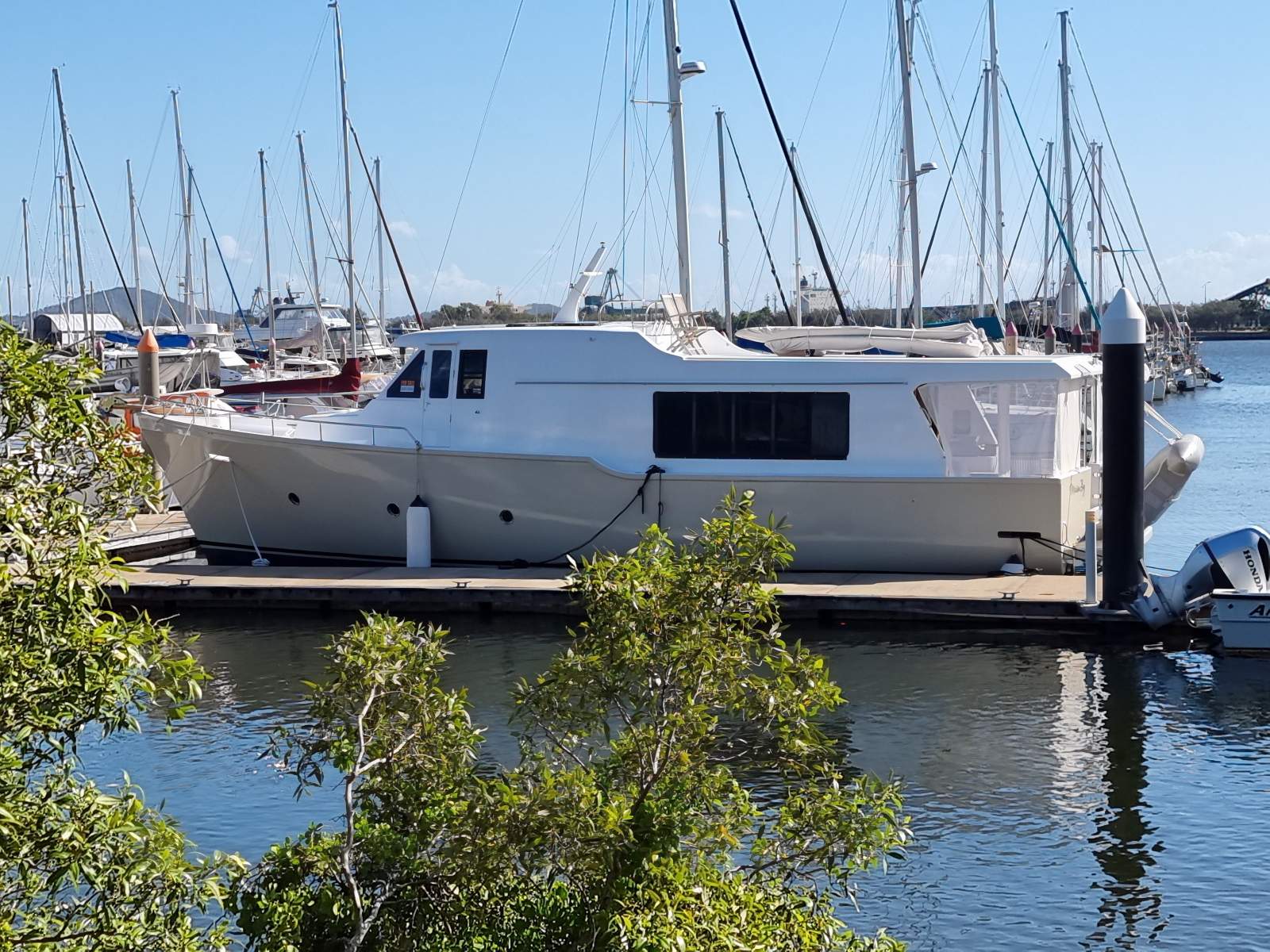 Expedition/Trawler/Cruiser/Live Aboard Motor Yacht
