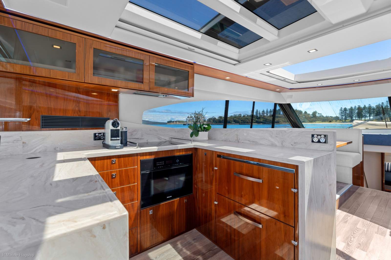 Riviera 6000 Sport Yacht Platinum