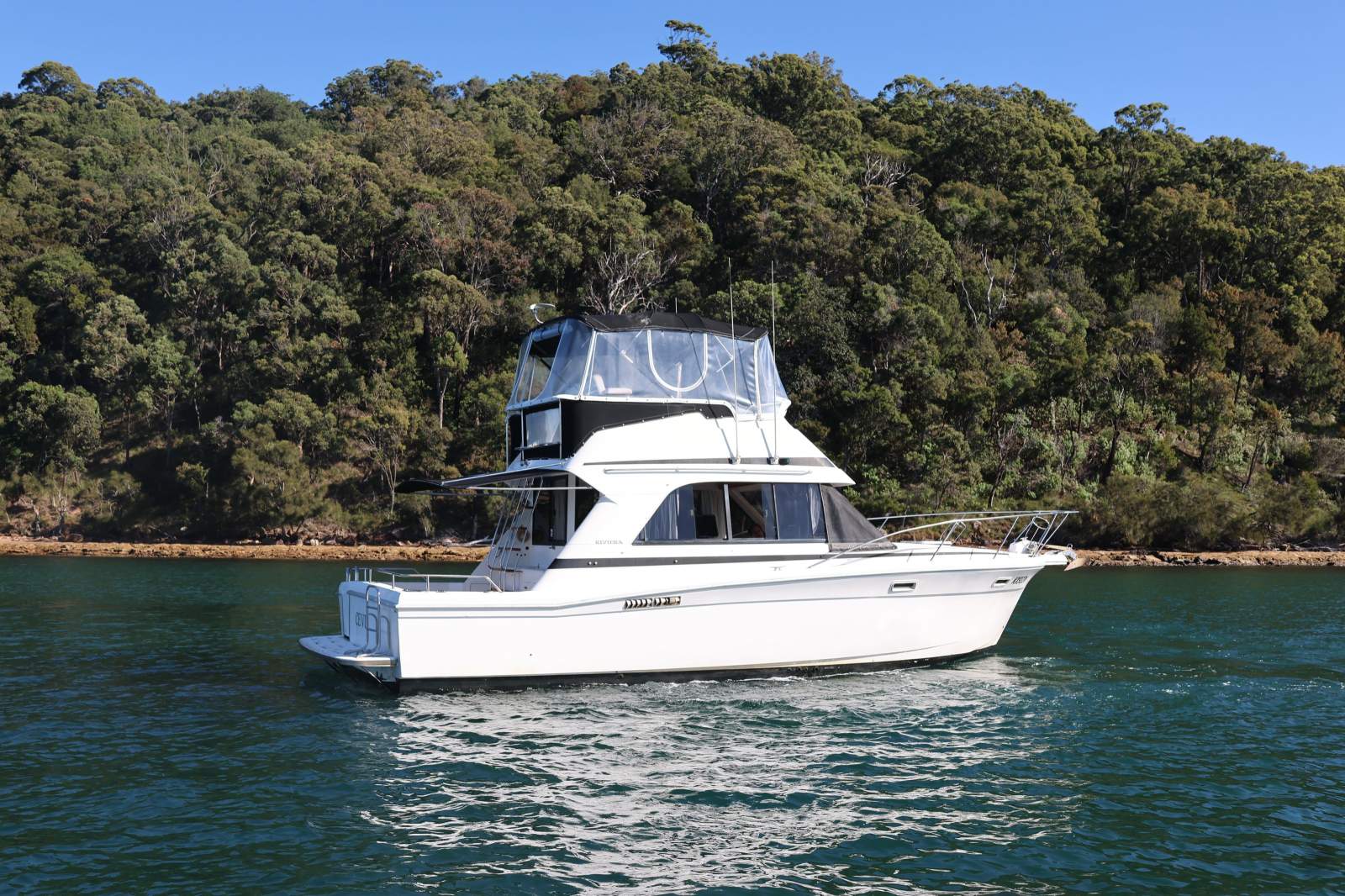 Riviera 3300 Flybridge