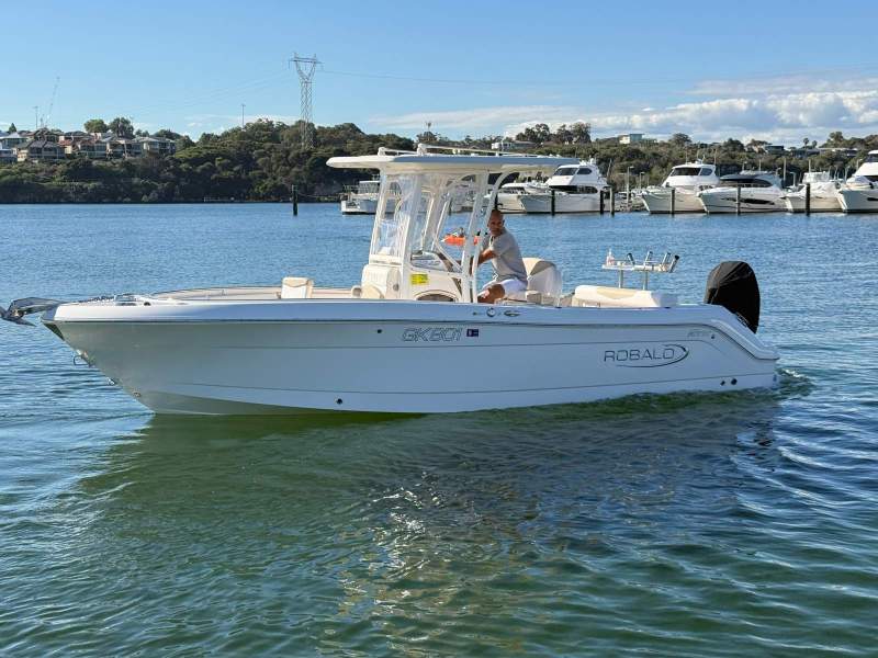 Robalo R242