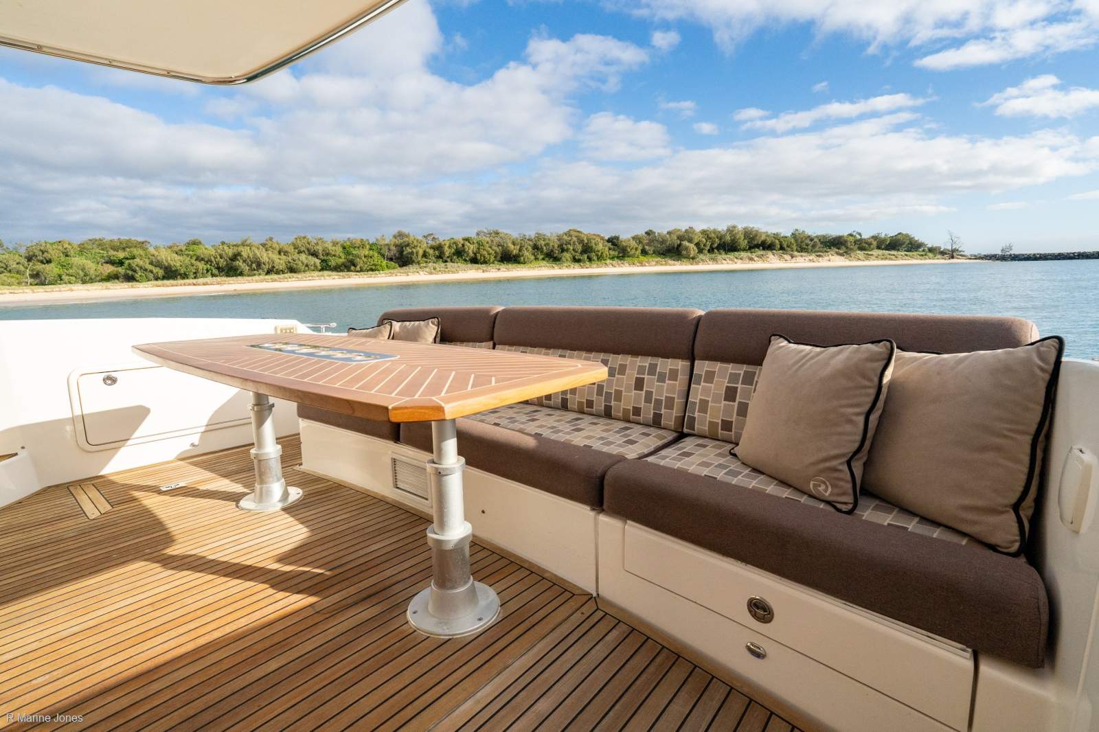 Riviera 5000 Sport Yacht
