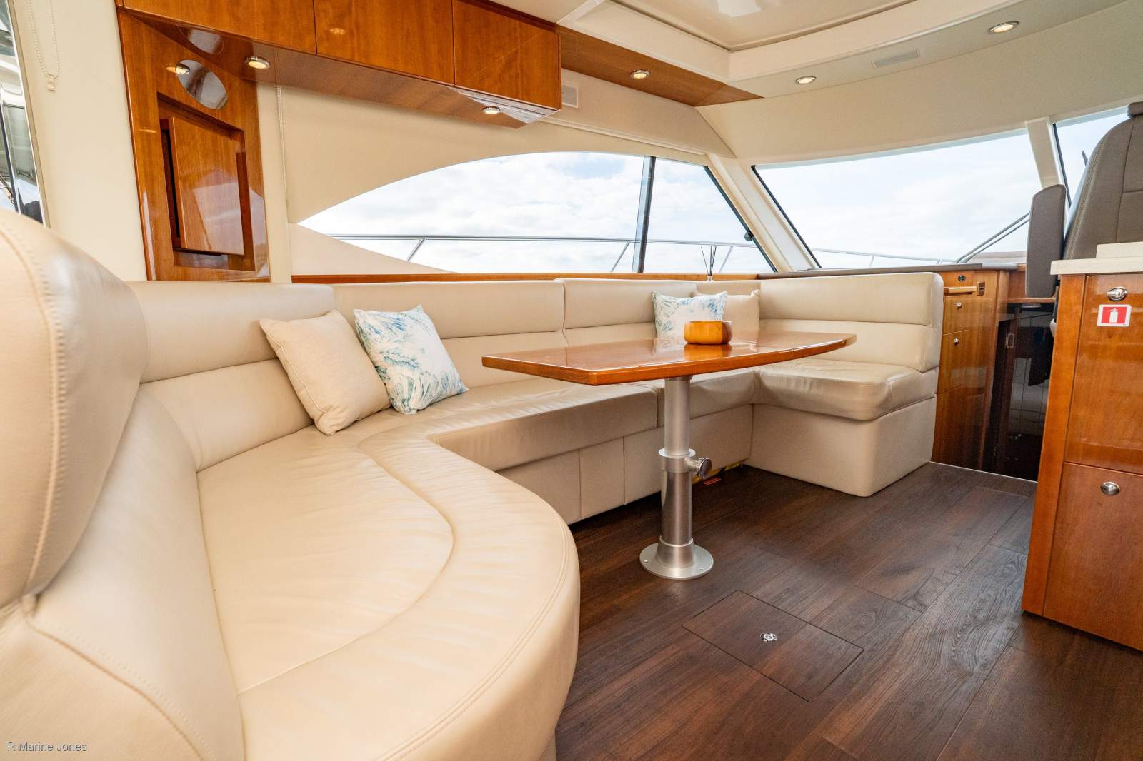 Riviera 5000 Sport Yacht