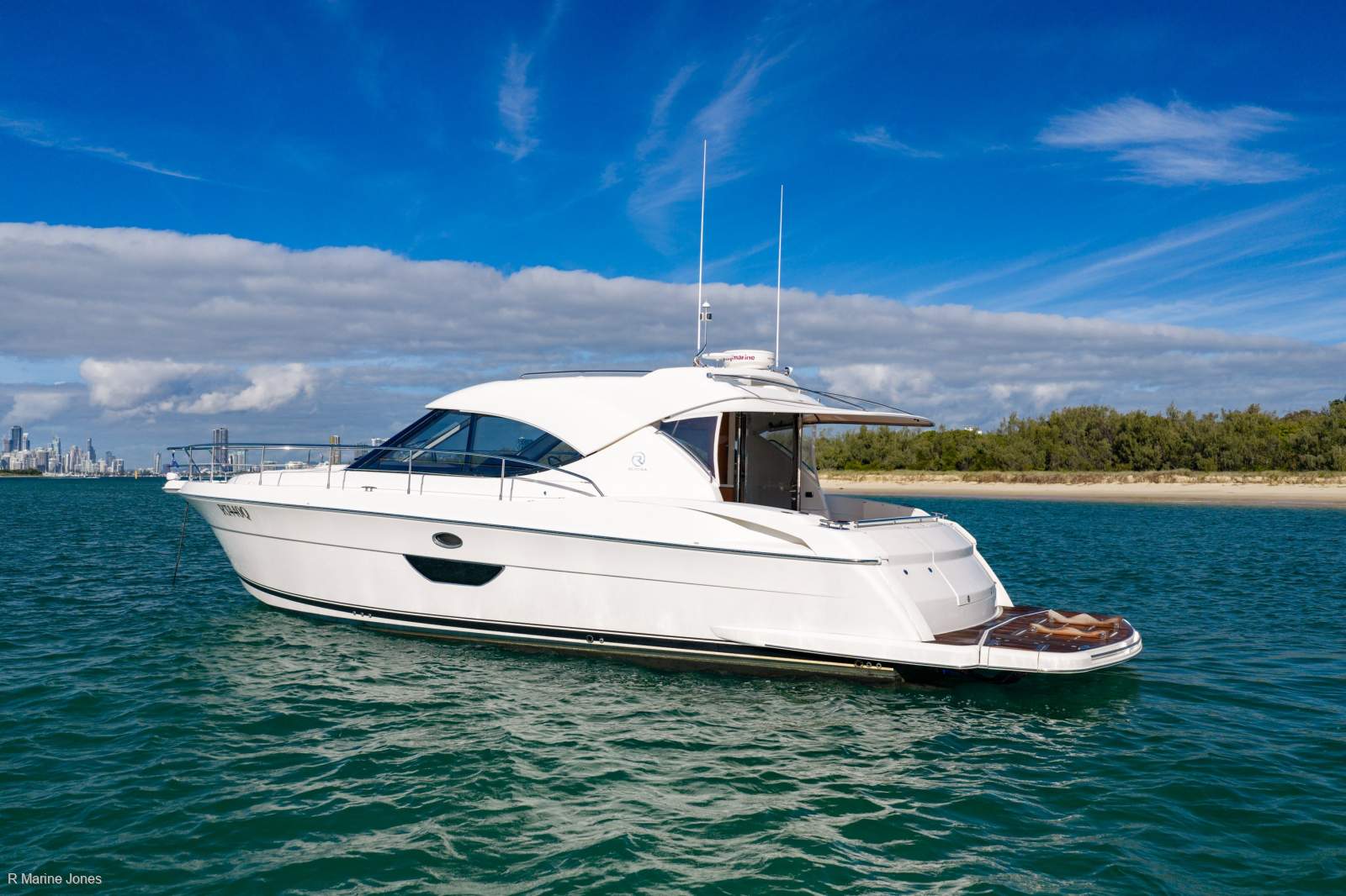 Riviera 4400 Sport Yacht