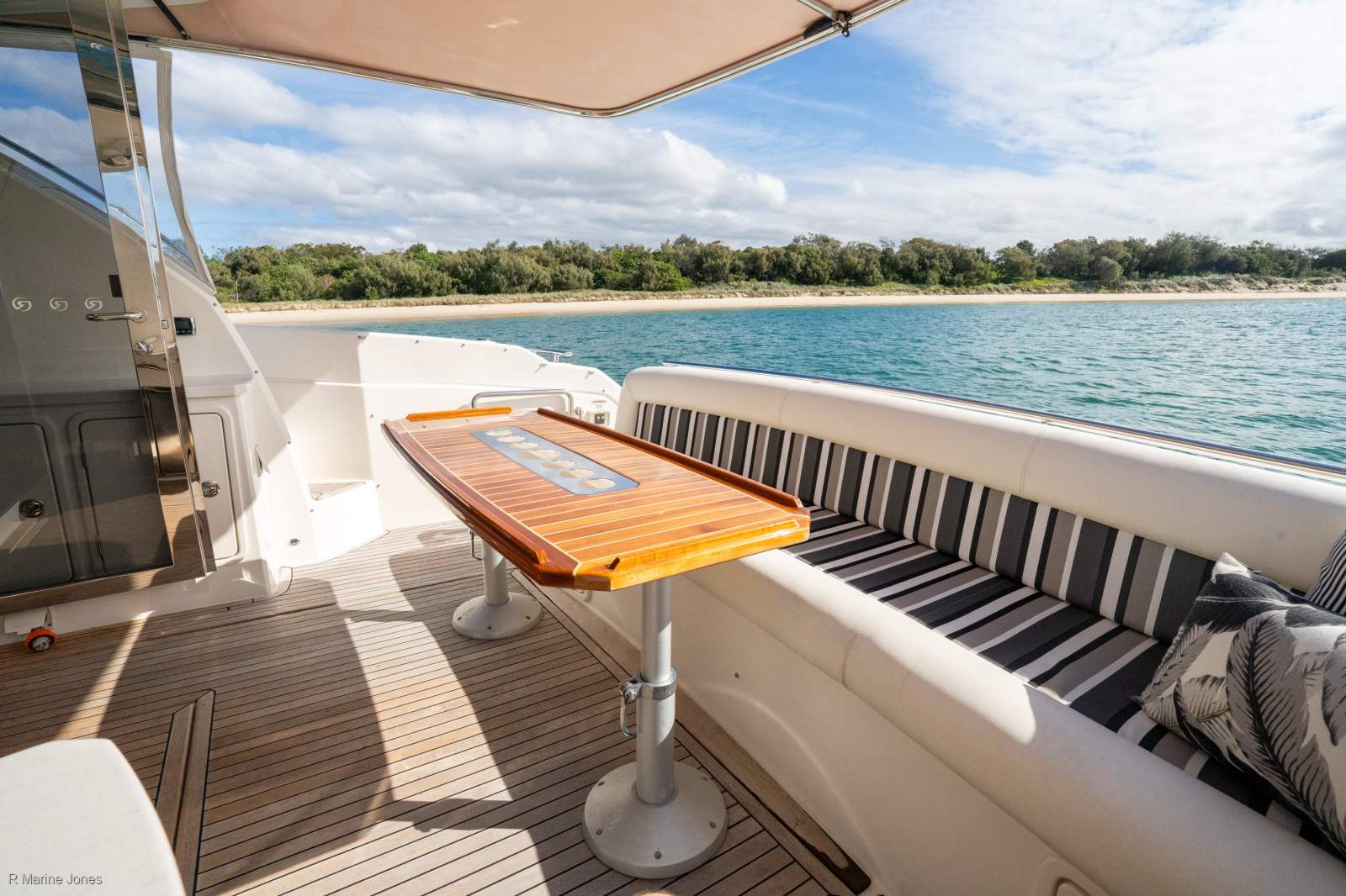 Riviera 4400 Sport Yacht