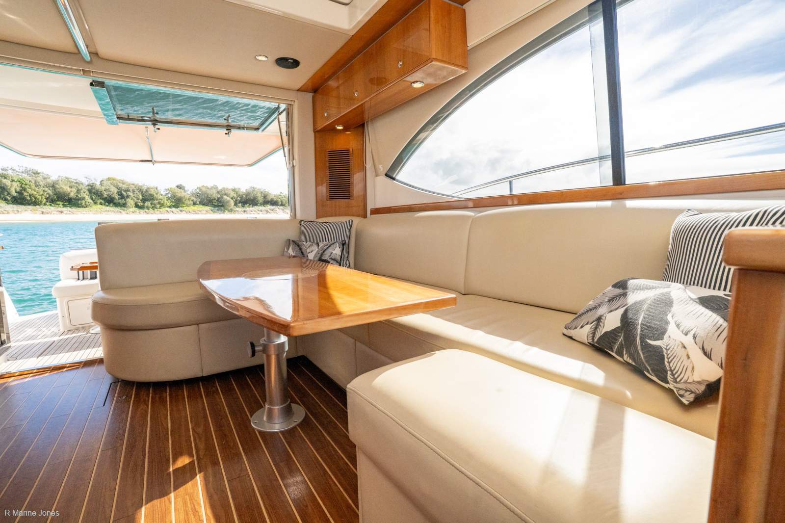 Riviera 4400 Sport Yacht