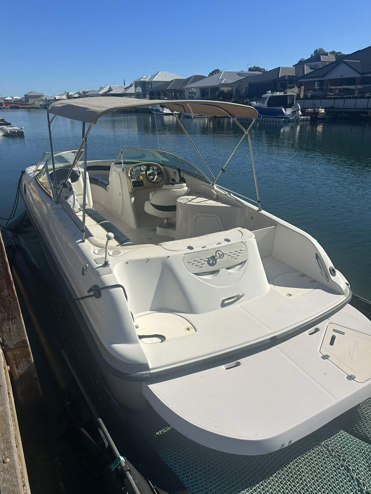 Tahoe 2345 Bow Rider