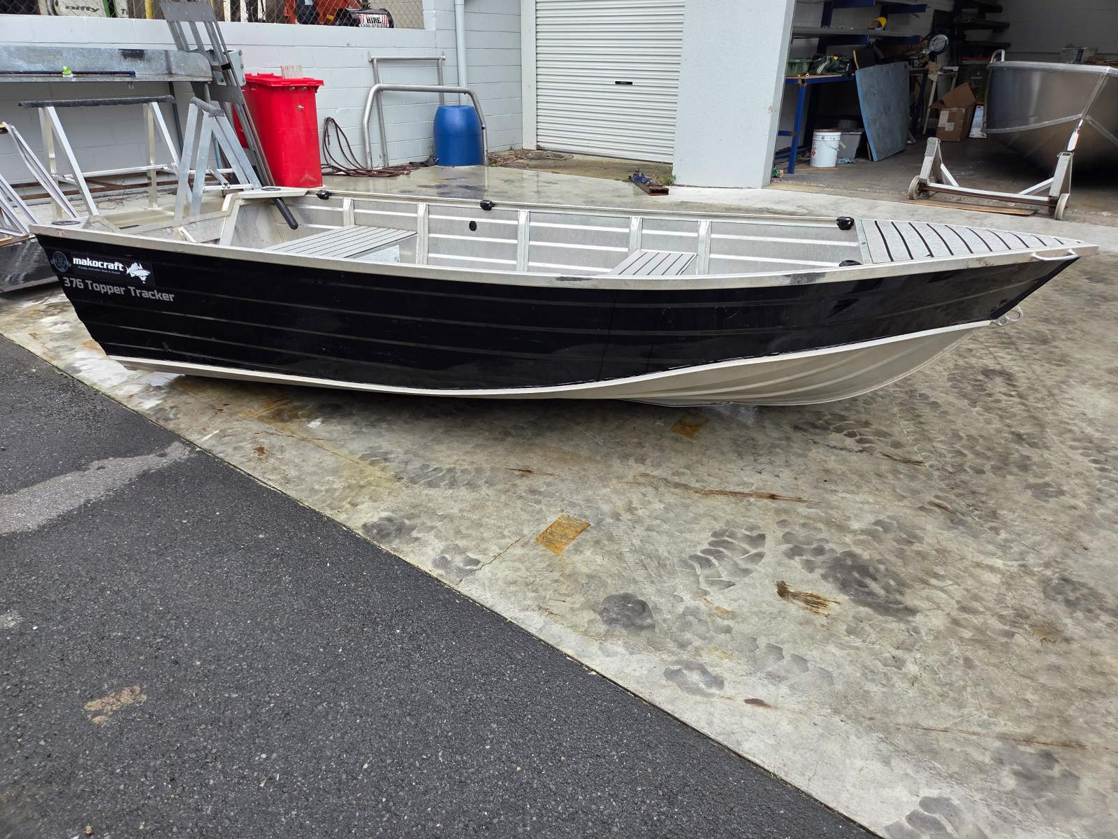 Makocraft 376 Topper Tracker Black Ops