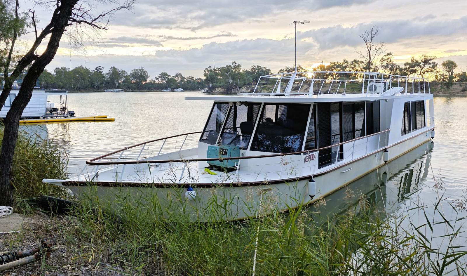 "Lady Darling". Dual Deck, 3 Bed, 1 Bath, Houseboat