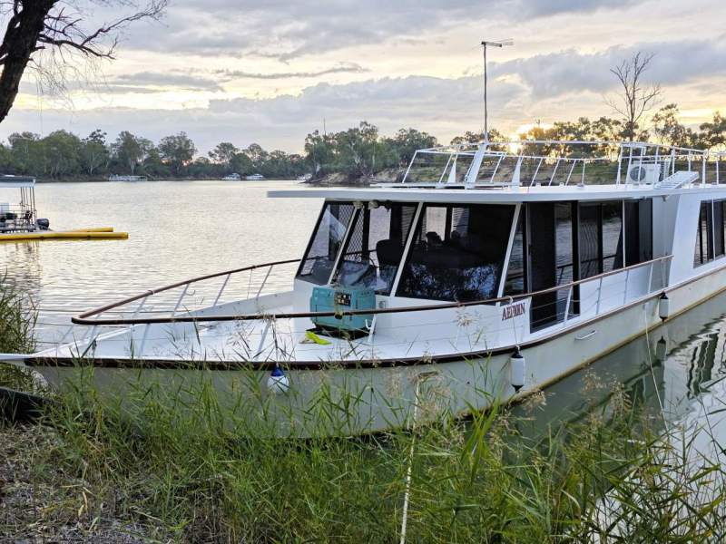 "Lady Darling". Dual Deck, 3 Bed, 1 Bath, Houseboat