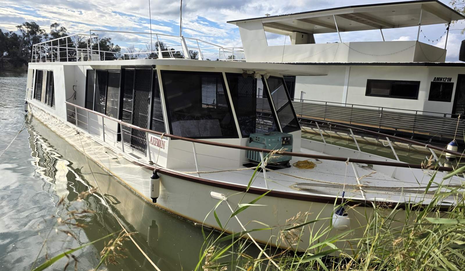 "Lady Darling". Dual Deck, 3 Bed, 1 Bath, Houseboat