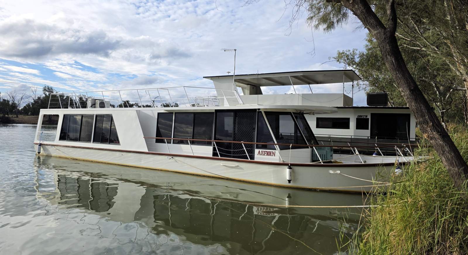 "Lady Darling". Dual Deck, 3 Bed, 1 Bath, Houseboat