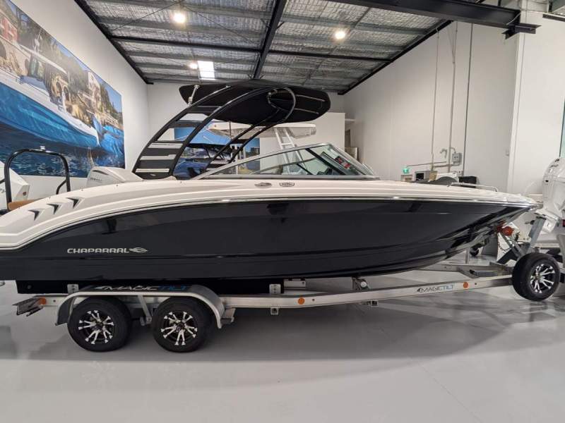 Chaparral 23 SSI OB Outboard Bowrider