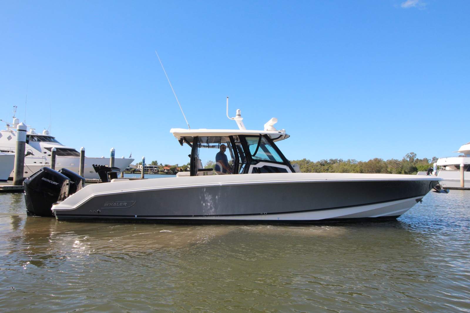 Boston Whaler 380 Outrage Centre Console