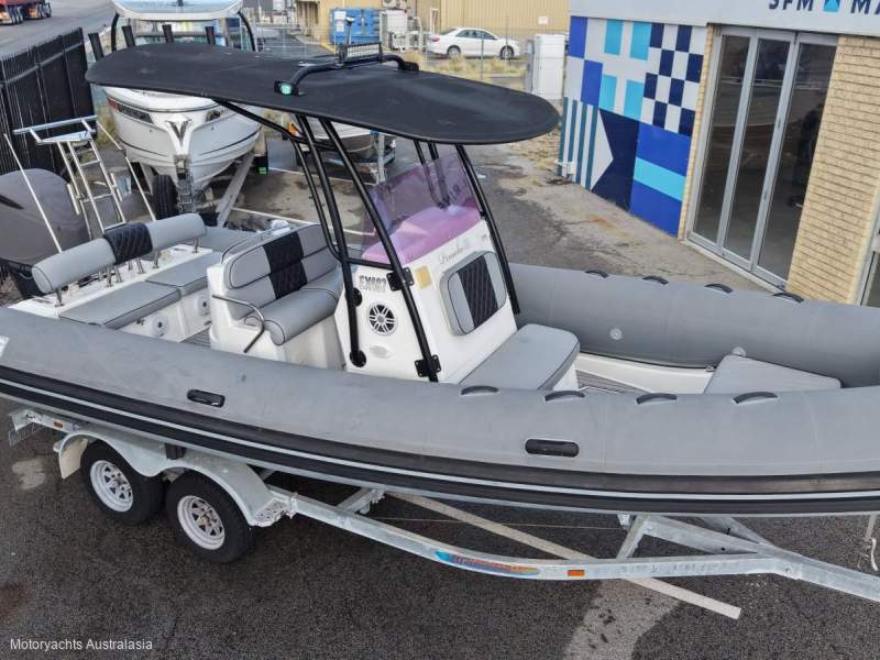 Brig Navigator 700 Centre Console with T-Top