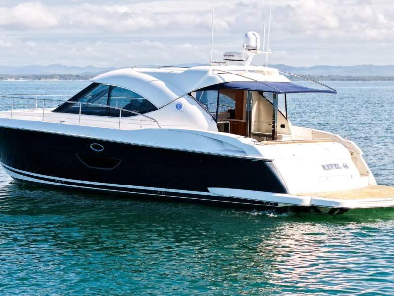 Riviera 4400 Sport Yacht