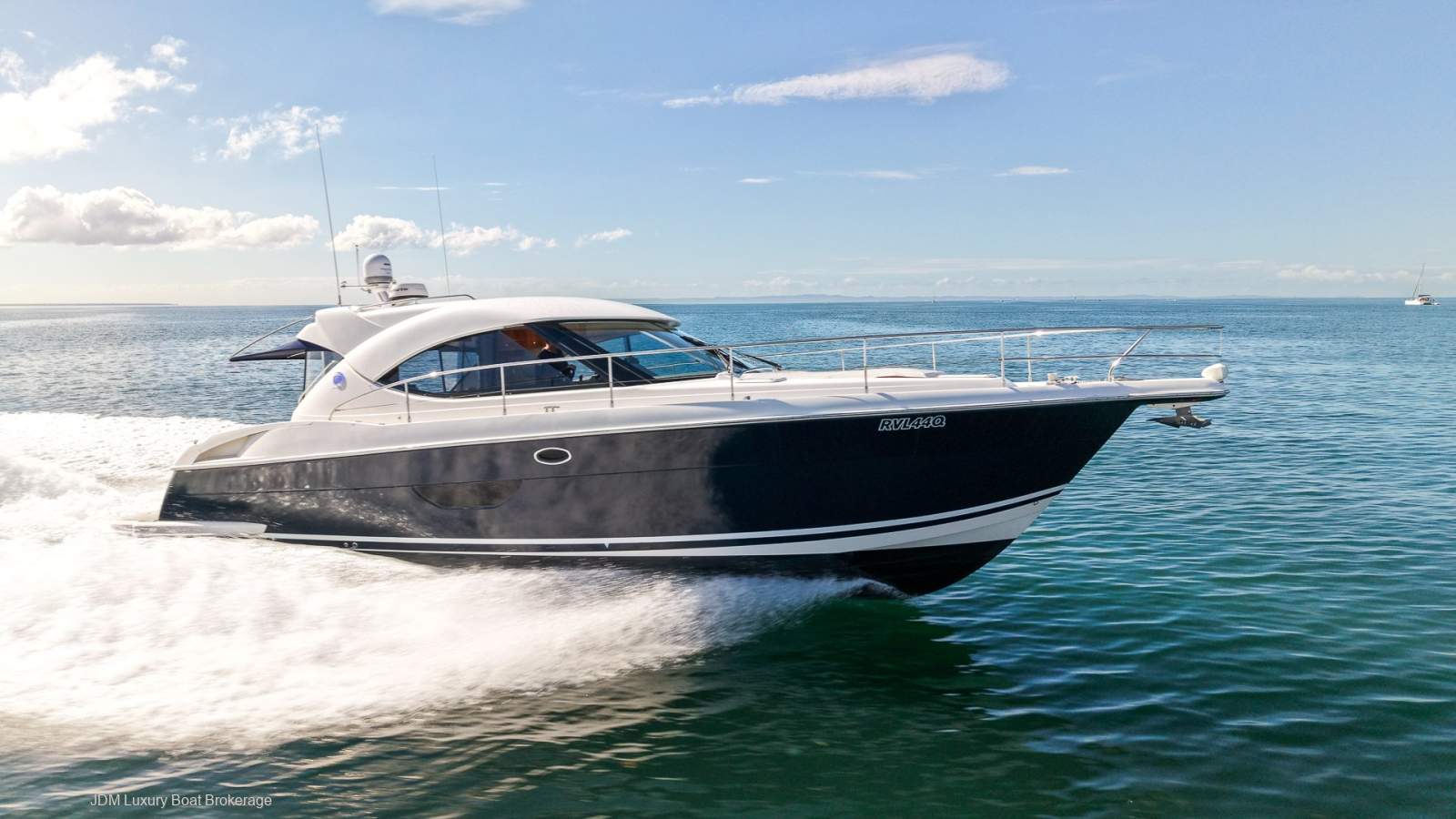 Riviera 4400 Sport Yacht