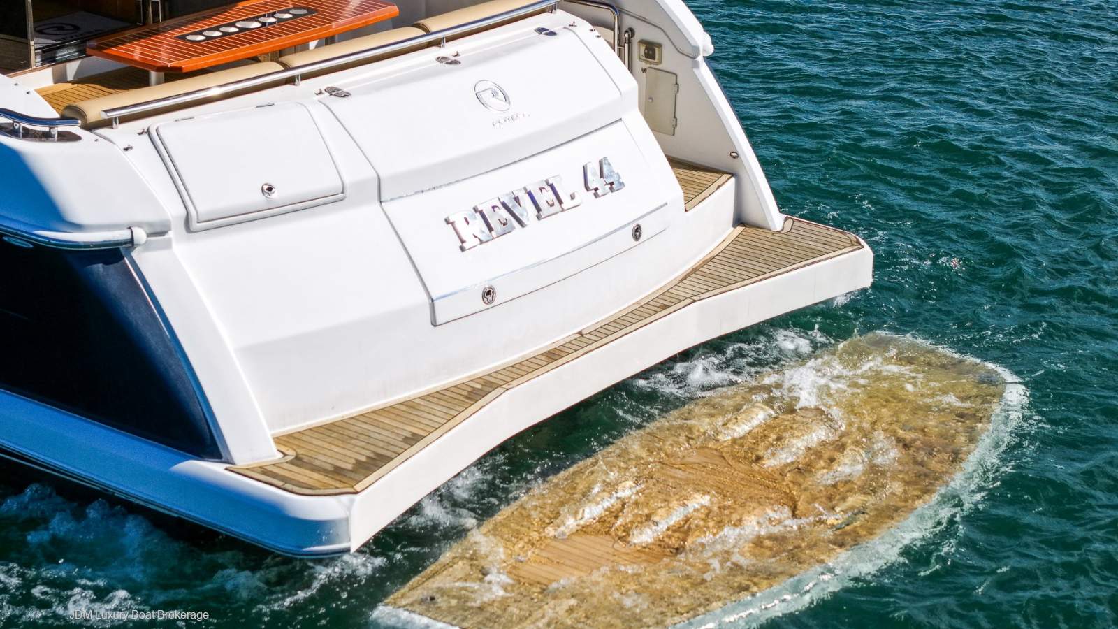 Riviera 4400 Sport Yacht