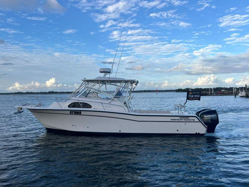 Grady-White Marlin 300 - 2005MY Walk Around Cabin