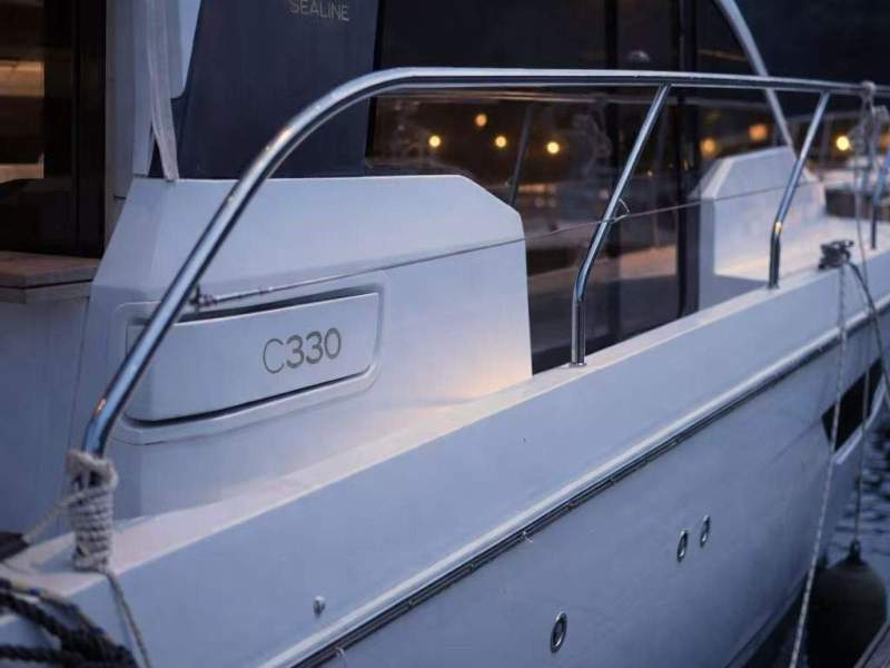 Sealine C330 Low-hour twin diesel European sports cruiser under