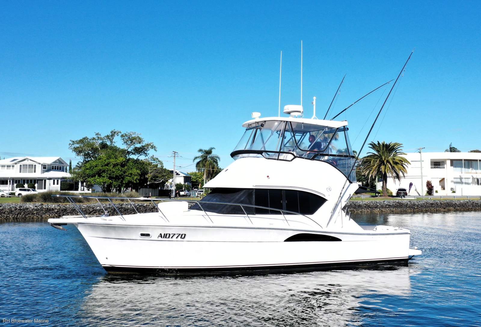 Riviera 3350 Flybridge