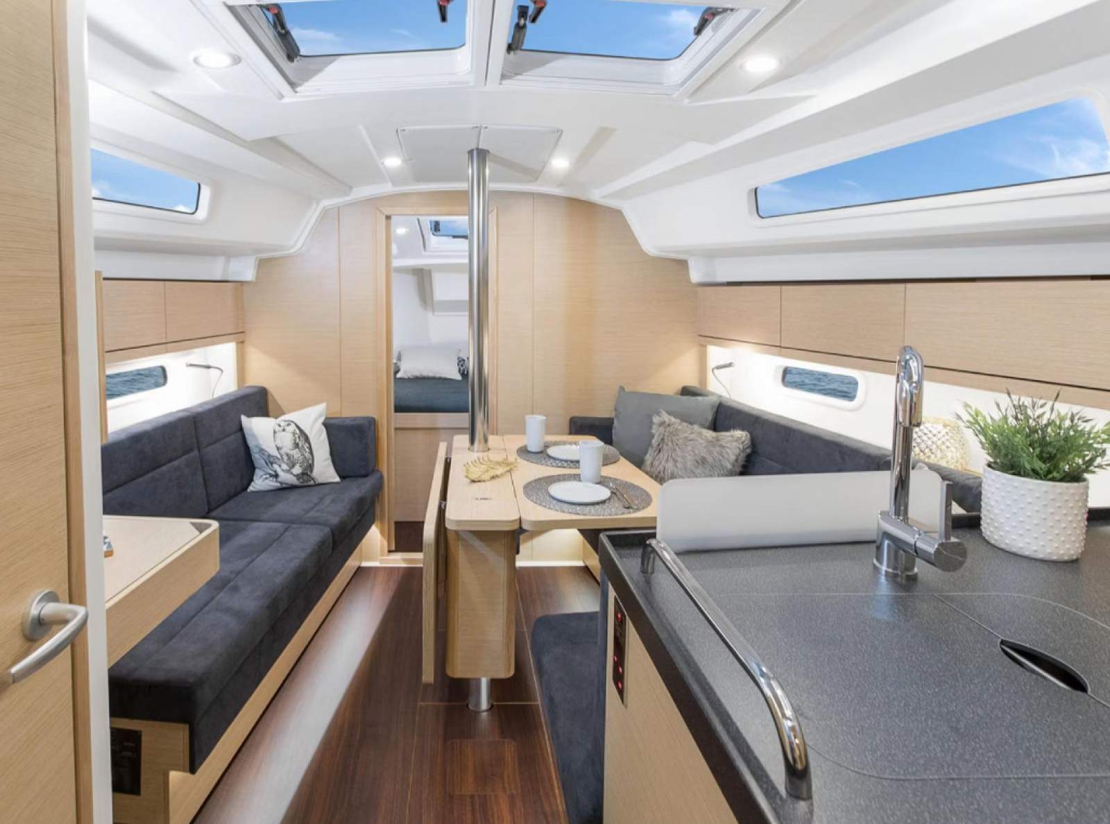 Hanse 348:Factory photo