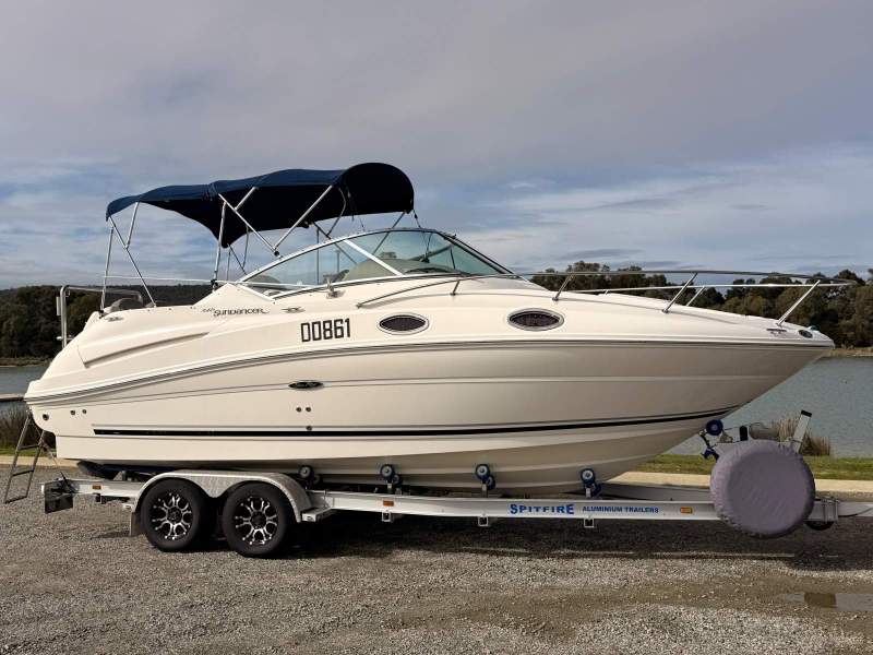 Sea Ray 245 Sundancer - Family Cruiser with trailer!