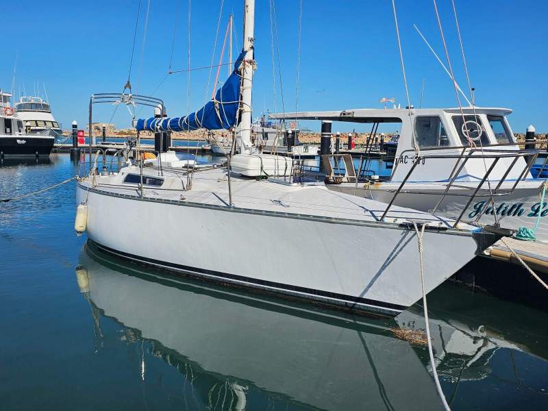 Cole 32 Great liveaboard or cruising yacht
