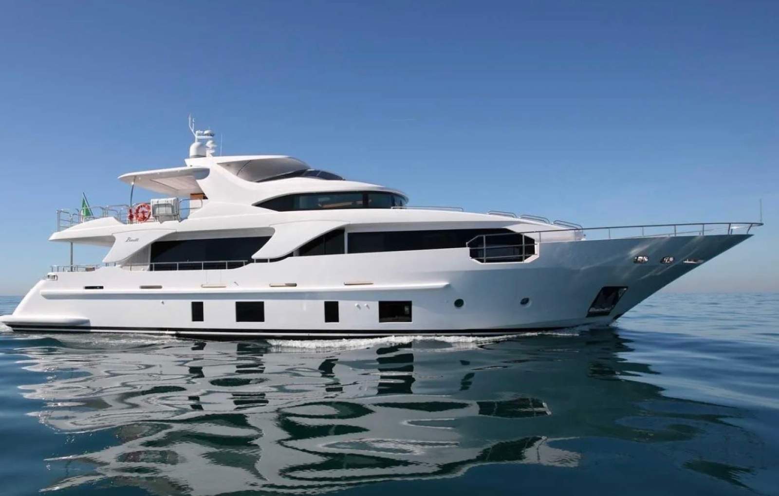 Benetti Delfino 93