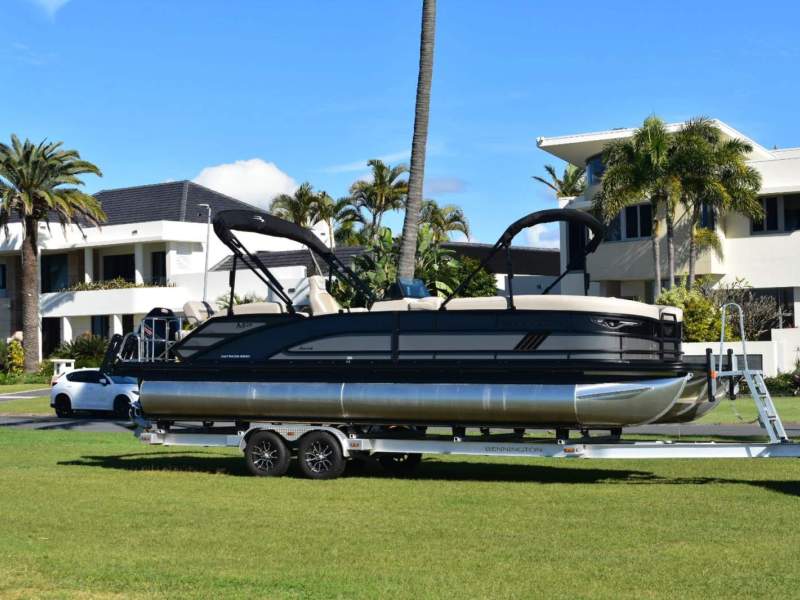 Bennington Pontoon Boat 26 M