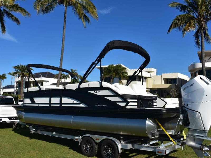 Bennington Pontoon Boat 24 M