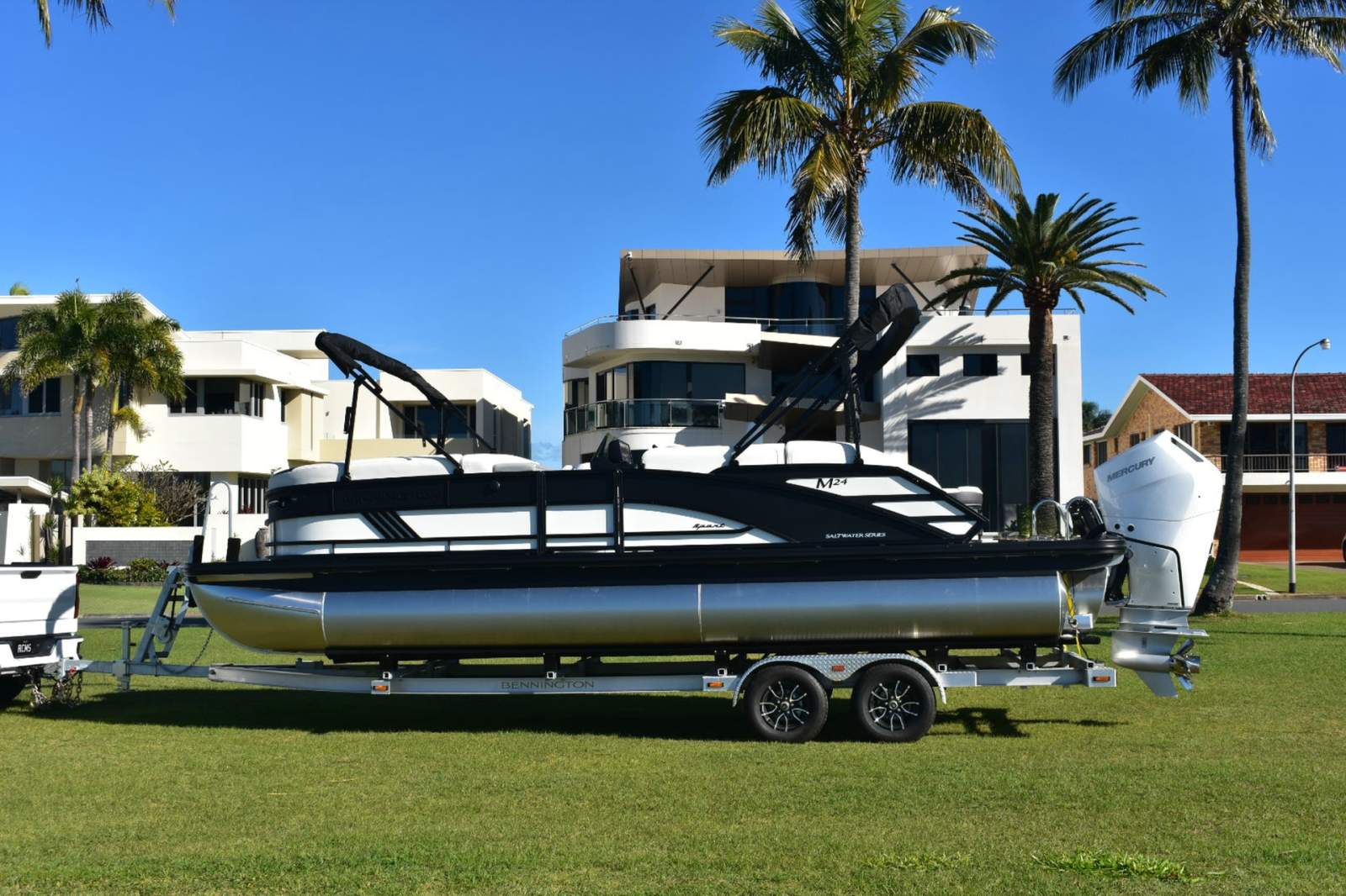 New Bennington Pontoon Boat 24 M