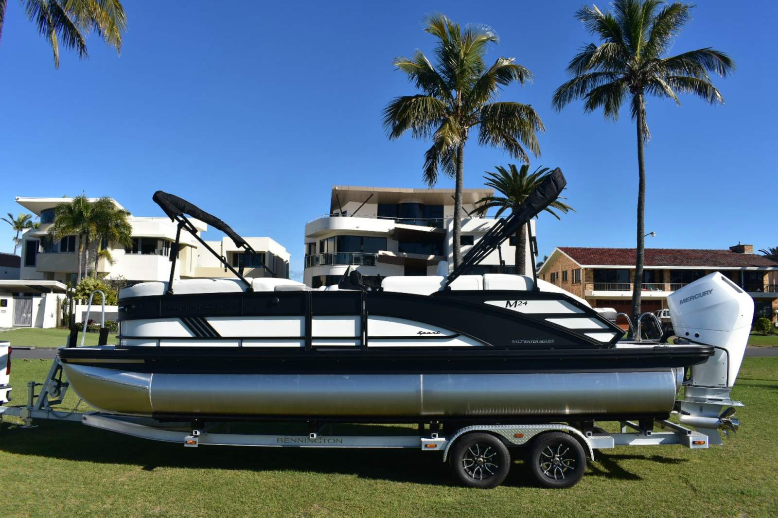 New Bennington Pontoon Boat 24 M