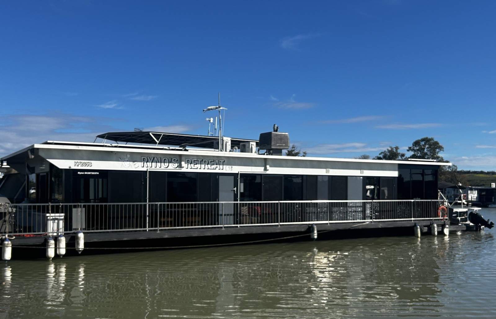Ryno's Retreat - Entertainer's Houseboat