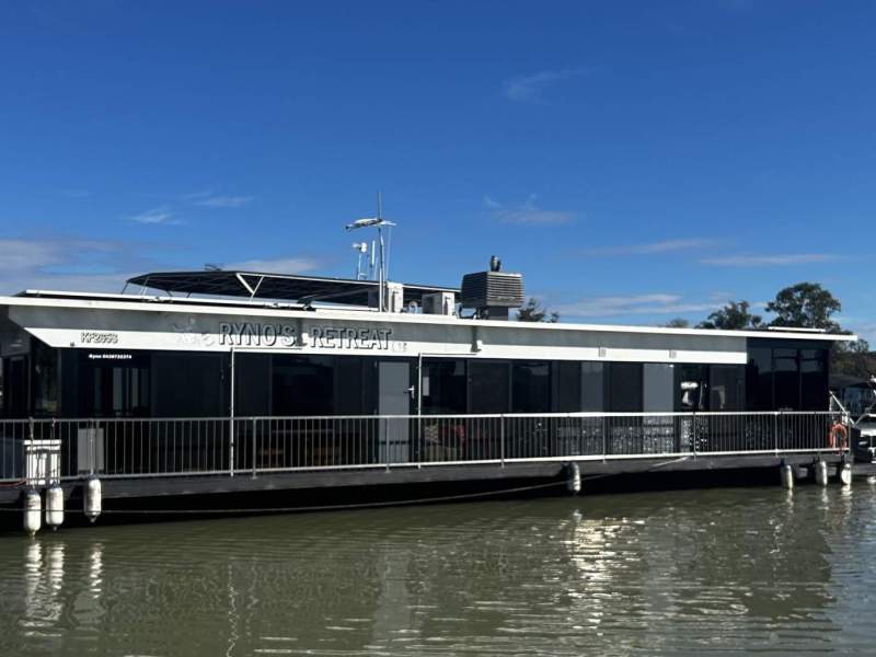 Ryno's Retreat - Entertainer's Houseboat
