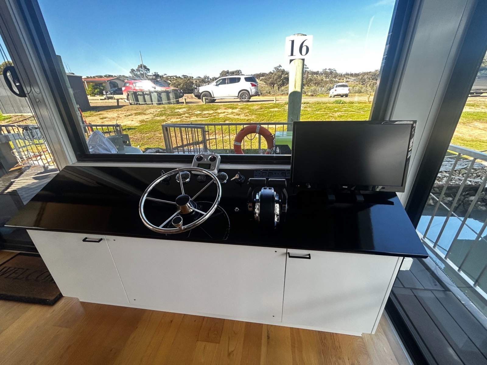 Ryno's Retreat - Entertainer's Houseboat