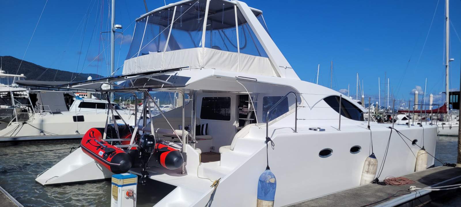 Custom Cash 44 Powercat.