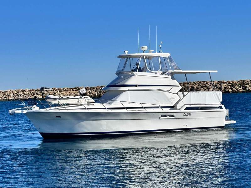 Riviera 40 Aft Cabin " GENUINE LOW ENGINE HOURS "
