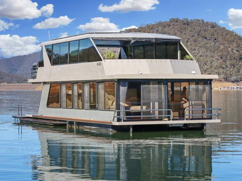 NEPTUNE Houseboat Holiday Home on Lake Eildon