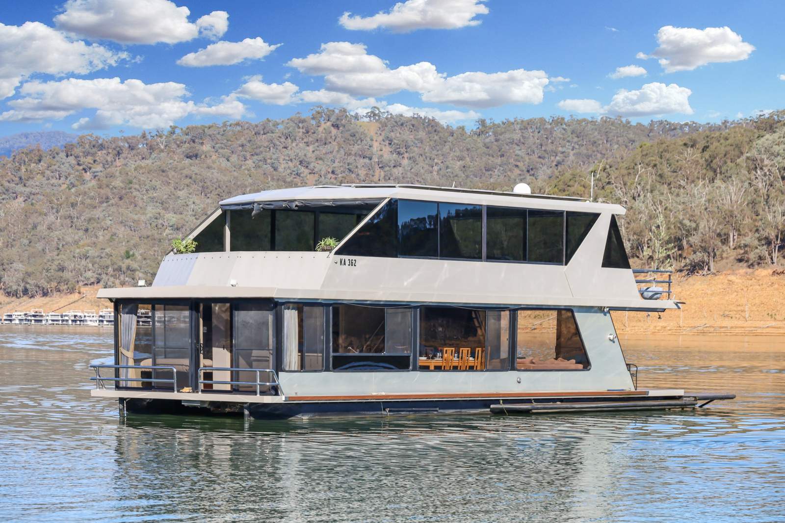 NEPTUNE Houseboat Holiday Home on Lake Eildon:Neptune on Lake Eildon