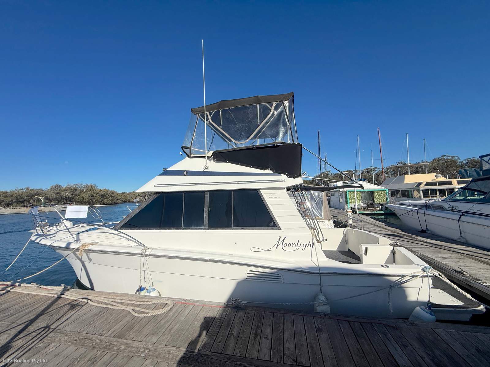 Riviera 33 Bluewater flybridge