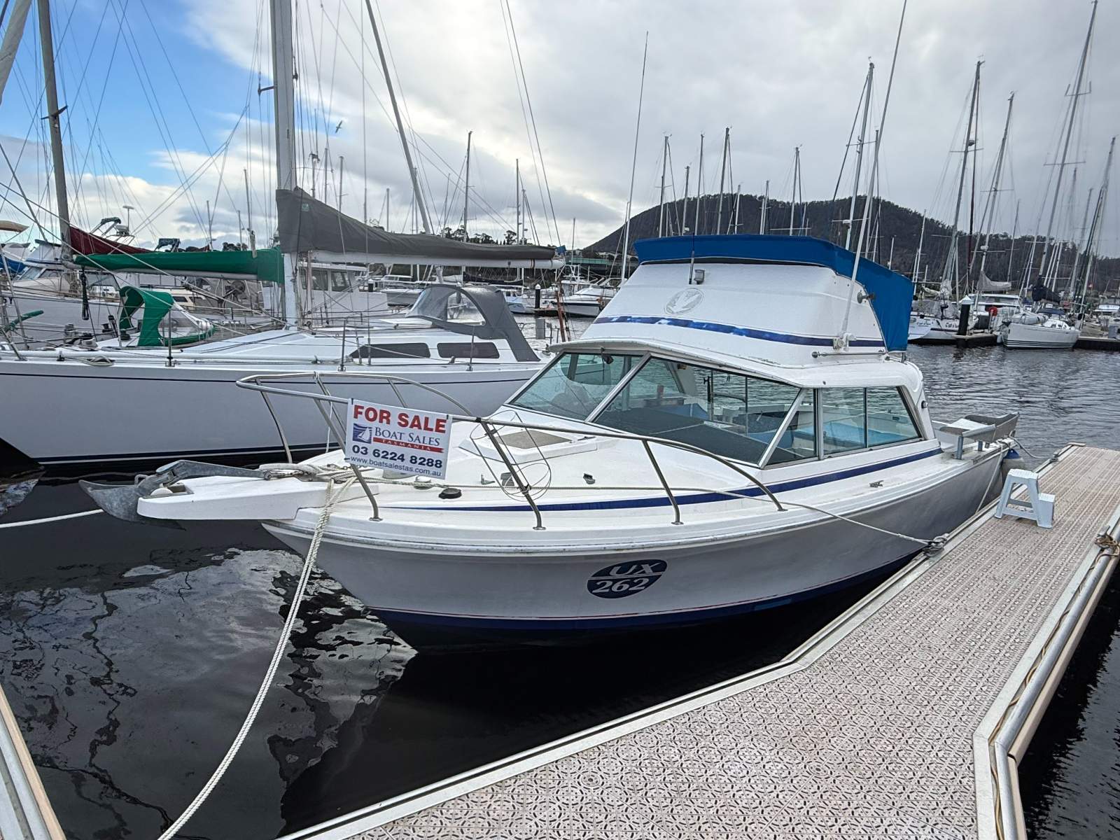 Caribbean 25 Flybridge Cruiser