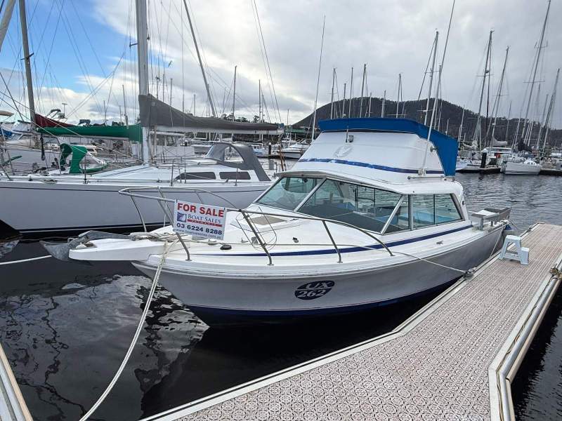 Caribbean 25 Flybridge Cruiser