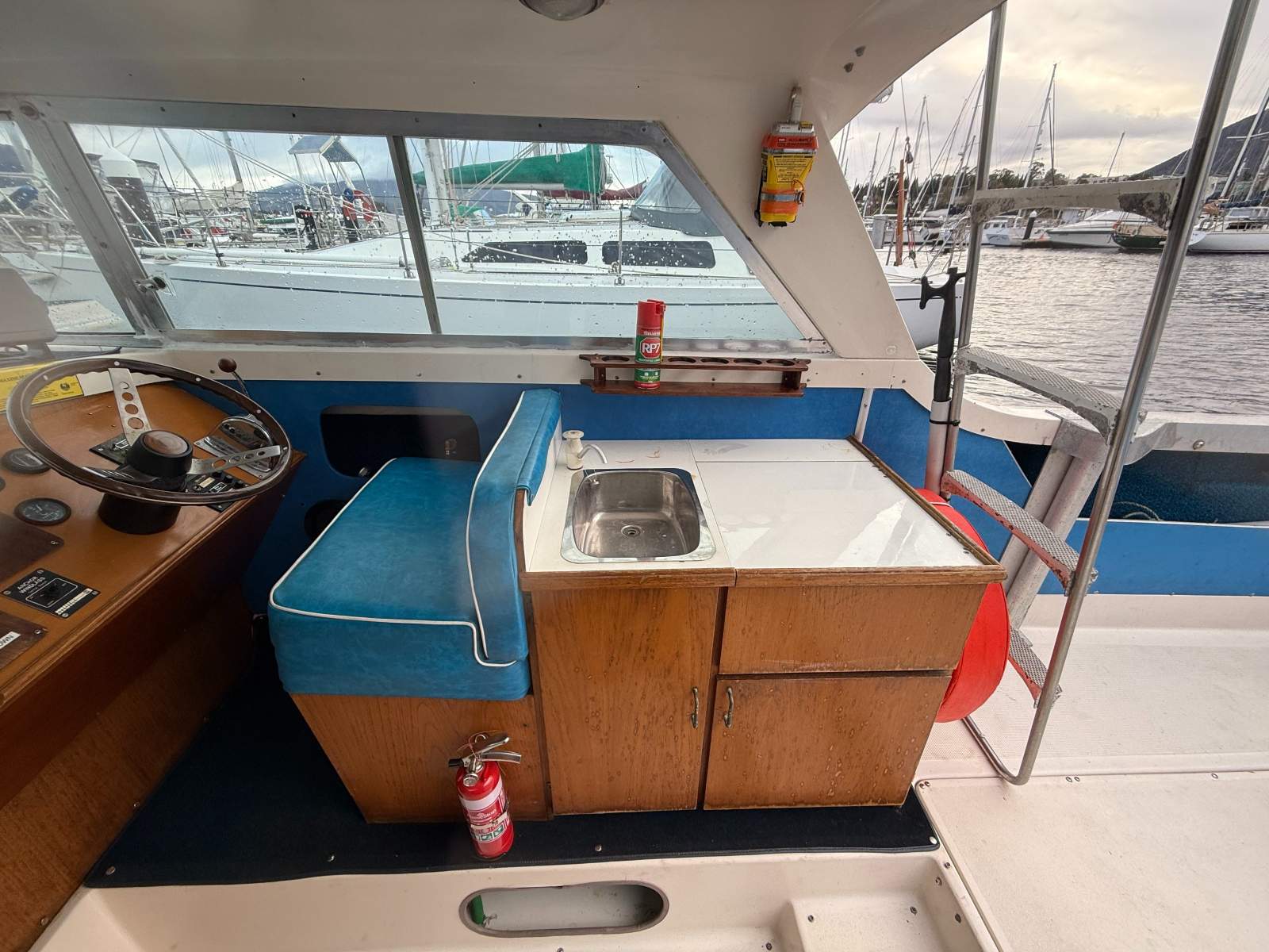 Caribbean 25 Flybridge Cruiser